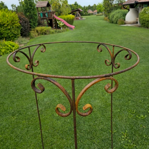 Kovácsoltvas növénytámaszték