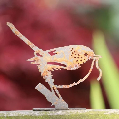 Kukacot vivő Madár szobor